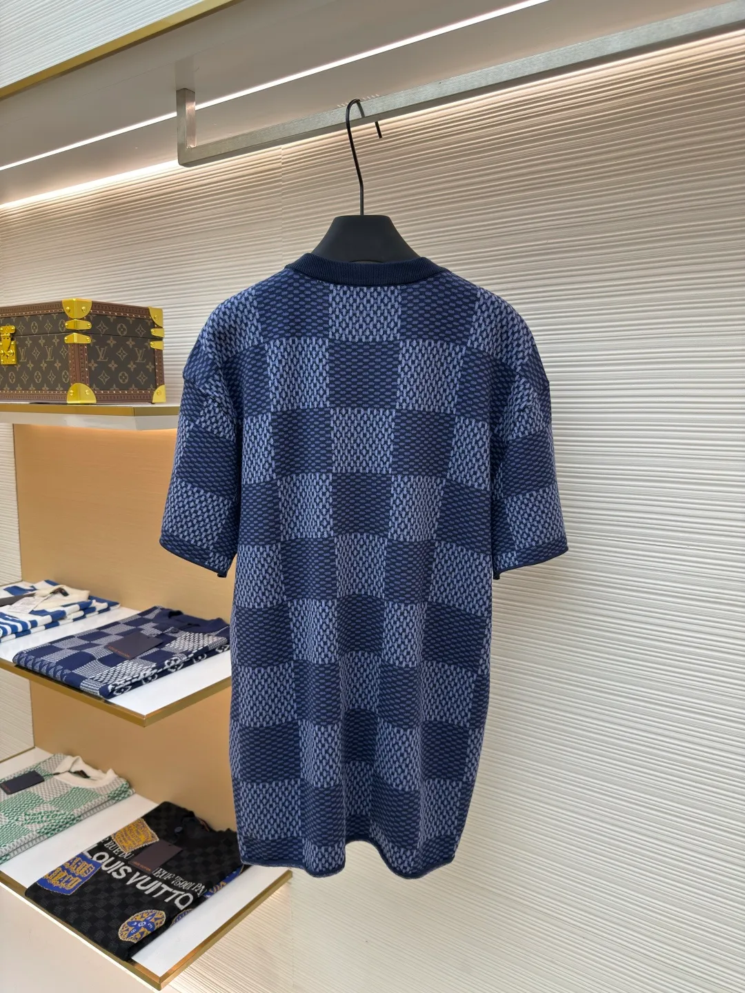 LOUIS VUITTON plaid beaded woolen short sleeves ●Authentic product: purchased and developed at 11400 ●Item number: 1680086-B05 ●Fabric: wool fabric ●Technology: knitting ●Version: fitted version ●Weight: about 330 grams ●Size: XS-S-M-L ●Description: The wool material is made of 100% fully combed cotton yarn, and the fabric piece is woven using a Stoll 16-needle ultra-fine machine imported from Germany worth 47W. It is woven at a parallel and even speed with reference to the original three-color jacquard structure. Each piece takes 270 minutes. During the weaving, 7 sand spits are used to alternately knit back and forth. The number of knitting rows for a single front garment hanging wool is as high as Line 6352... Only after random inspection can we carry out seam selection, washing, and hand-ordering of the original main label, wash mark, details down to the height of the wash mark, stitching method, and final ironing. Only after a general inspection can we package and ship. It is not like those ordinary computerized flat knitting machines. In order to rush the goods, the speed is turned to the limit, and the stitches of the knitted garments are different in size, code, and patterns. The overall wiring is straight and delicate, the fabric is comfortable and soft, and the color is consistent without color difference. It can be matched with the same style to create a fashionable look and control various occasions. Customized accessories, complete with three standards, same style for men and women!